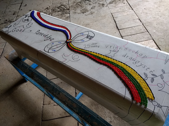 Johanas. Verstratė suolelius daro iš masyvaus betono. Jų svoris siekia net 1 500 kilogramų. Mozaikinės plytelės pagamintos iš gryno stiklo, o iš jų sudėlioti meno kūrinį užtrunka apie 300–400 valandų. ASMENINIO ARCHYVO nuotr. 