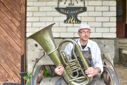 Kalvystėje prasmę suradęs Panevėžio krašto tautodailininkų lyderis Saulius Kronis ir plaktuką padėjęs randa įdomių užsiėmimų – groja dūdų orkestre, skambina gitara, dainuoja, keliauja, domisi tautos paveldu.