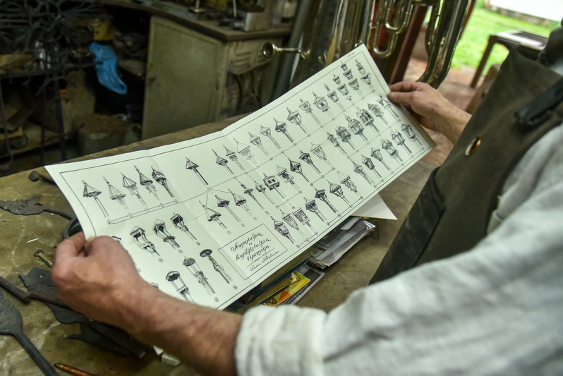 Metaliniai kryžiai, saulutės – ugnimi ir laiku užgrūdintas tautos paveldas. P. ŽIDONIO nuotr.