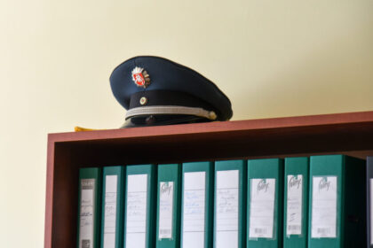 Iš pirmo žvilgsnio elementari avarija, nutikusi Aukštaitijos sostinėje daugiau nei prieš metus, judina ją tyrusių policijos pareigūnų kėdes. Kelių dešimčių eurų baudos sulaukęs panevėžietis vairuotojas sieks teisme įrodyti, kad tyrėjai nematė, ko nenorėjo: jog prie kito automobilio vairo sėdusį išgėrusį vaikiną gelbėjo ir kaltę prisiėmė kartu važiavusi policijos pareigūno dukra.