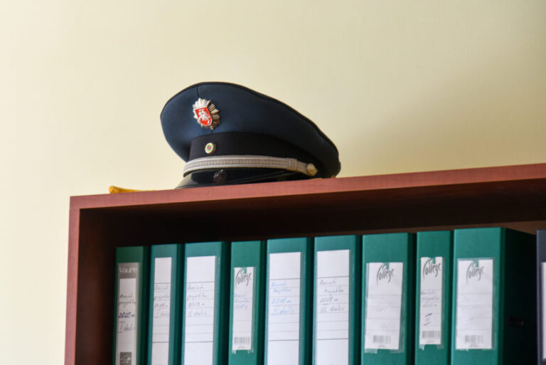 Iš pirmo žvilgsnio elementari avarija, nutikusi Aukštaitijos sostinėje daugiau nei prieš metus, judina ją tyrusių policijos pareigūnų kėdes. Kelių dešimčių eurų baudos sulaukęs panevėžietis vairuotojas sieks teisme įrodyti, kad tyrėjai nematė, ko nenorėjo: jog prie kito automobilio vairo sėdusį išgėrusį vaikiną gelbėjo ir kaltę prisiėmė kartu važiavusi policijos pareigūno dukra.