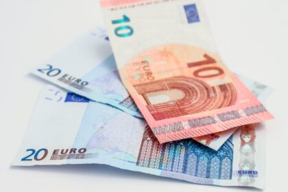 Per tris karantino mėnesius „Sodra“ jau išmokėjo daugiau nei 105 mln. eurų ligos išmokų tėvams, prižiūrintiems vaikus namuose, slaugantiems senjorus, taip pat sergantiems koronaviruso infekcija bei gyventojams, kurie turėjo saviizoliuotis. Paskelbus apie karantino pabaigą, ligos išmokų mokėjimas daugeliui baigiamas.