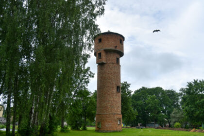 Panevėžio rajono gyventojai vieną dieną atsisukę vandens čiaupus iš jų gali nesulaukti nė išvarvėjusio lašo. Tokia išties dramatiška perspektyva veriasi, jei kaimo žmones geriamuoju vandeniu aprūpinantiems krūvai tiekėjų – žemės ūkio bendrovėms, ūkiams ir netgi pačios Savivaldybės įmonei Velžio komunaliniam ūkiui teismuose nepavyks įrodyti, kad jiems aplinkosaugininkų suskaičiuotos šimtatūkstantinės sankcijos yra tiesiog biurokratizmo ir įstatymo spragų padarinys.