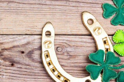 Tikriausiai ne vienas, kalbėdamas apie sėkmę ir kitus gerus dalykus, triskart pabeldžia į medinį paviršių – kad nubaidytų galimus nemalonumus. Tačiau kodėl tikime prietarais? Jie, tikina psichologai, suteikia saugumo jausmą, sudaro įspūdį, kad esame savo likimo šeimininkai.