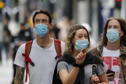 Vyriausybė trečiadienį ketina grąžinti reikalavimą dėvėti kaukes prekybos vietose ir viešajame transporte, siekiant sulėtinti koronaviruso plitimą.