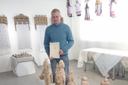 Patyrusį, gerbiamą medžio drožėją dažniausiai įsivaizduojame pusamžį vyrą, nuėjusį ganėtinai ilgą gyvenimo ir kūrybos kelią. O panevėžiečiui tautodailininkui Raimundui Trėjai, nors jis drožia jau dvidešimt metų, dar tik trisdešimt dveji.