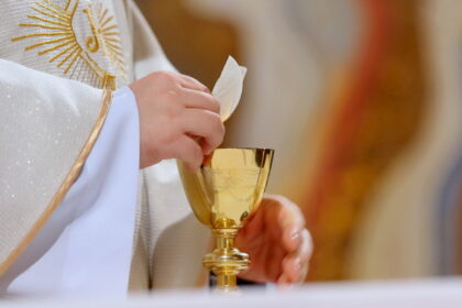 Dėl rotacijos tarnystę Kristaus Karaliaus katedroje palieka jos klebonas Eugenijus Troickis, su Karsakiškio parapija atsisveikina ir kunigas Jonas Morkvėnas.