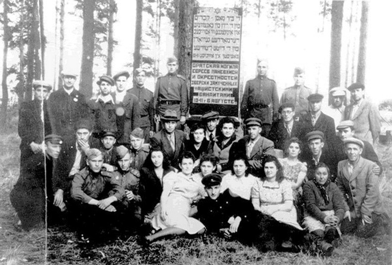 Nuo pat Antrojo pasaulinio karo pabaigos prie Kurganavos memorialo pagerbti aukų atminimo vyksta holokaustą išgyvenę žydai. ARCHYVŲ nuotr.