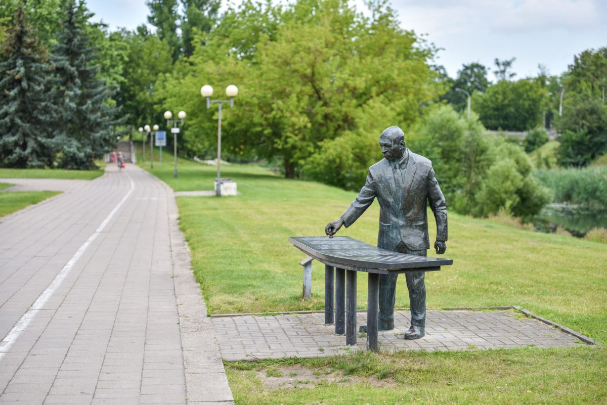 Savivaldybės atstovai tvirtina, jog imantis Senvagės rekonstrukcijos su menininkais bus tariamasi ir dėl dabar čia stovinčių daugiau nei dvidešimties skulptūrų vietos. P. Židonio nuotr.