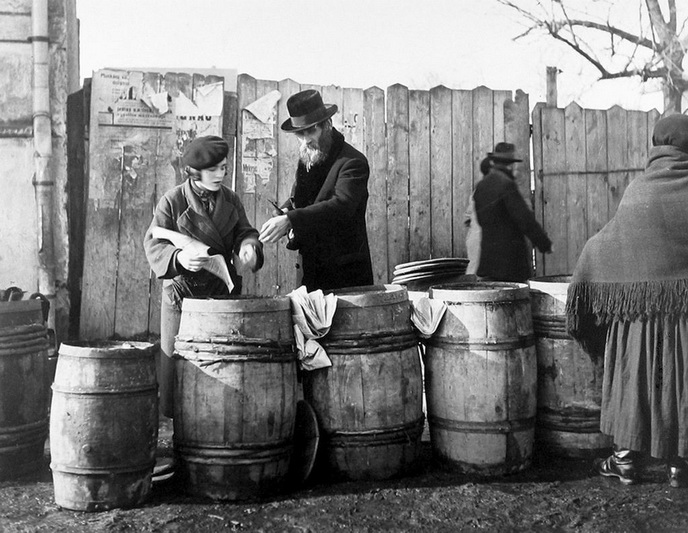 Žydas renkasi silkes šabui. 1937 metai. ARCHYVŲ nuotr.