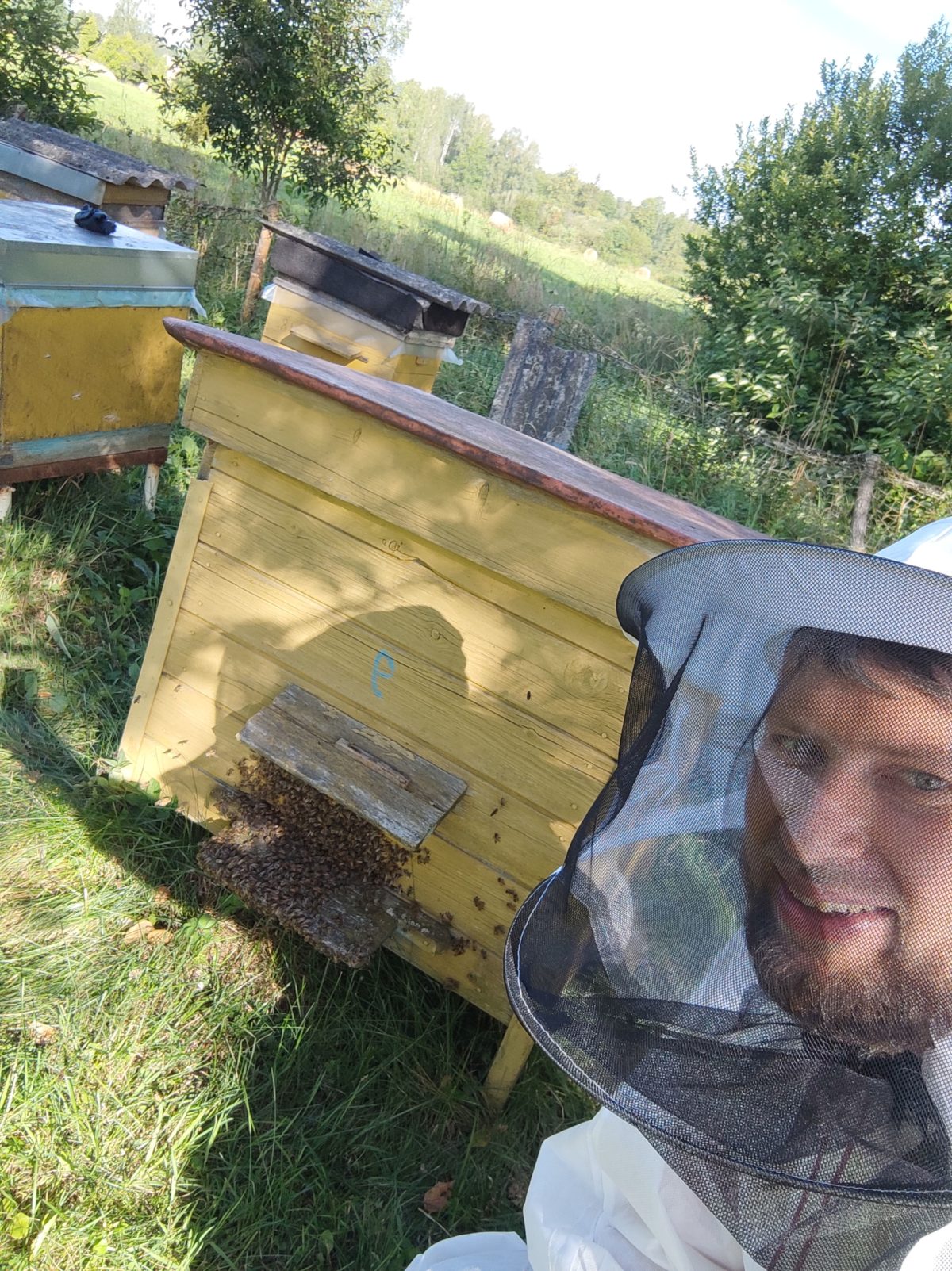 Per karantiną Valentinas dar ir bitininkyste susidomėjo. Kol kas, kaip juokiasi naujasis bitininkas, tik kostiumą pas bites eiti nusipirko. Asmeninio archyvo nuotr.