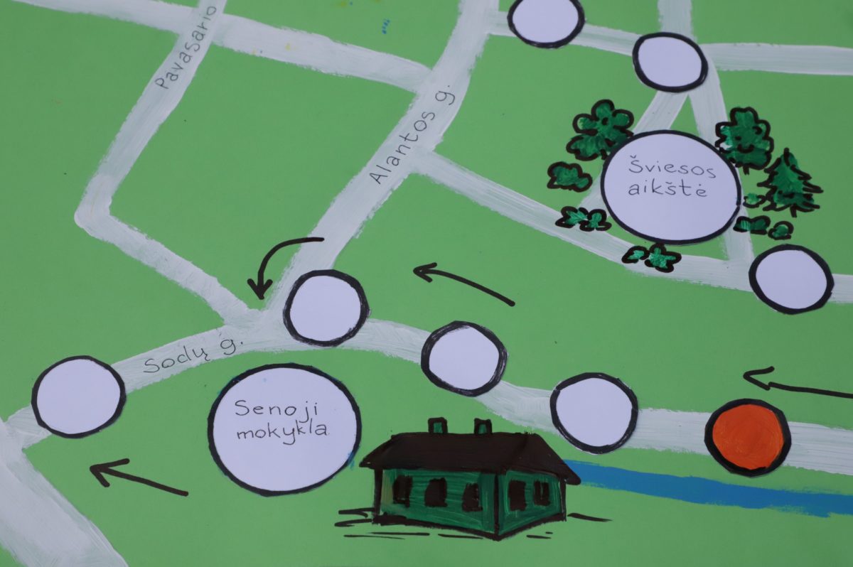 Jaunoji dailininkė žaidimo lentą piešė Velžio žemėlapį apipavidalindama piešiniais. I. Stulgaitės – Kriukienės nuotr.