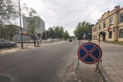 Jau nuo ateinančio pirmadienio tiek Panevėžio maršrutinių autobusų keleiviams, tiek automobilių vairuotojams teks pratintis po miestą važinėti kitaip. Pačiame jo centre prasidėjus dviejų gatvių – Elektros ir Vasario 16-osios atkarpos iki A. Smetonos gatvės – remontui daugiau nei metus ši dalis taps neišvažiuojama ir norint pasiekti ne vieną įstaigą, teks daugiau paėjėti pėstute. Dar kurį laiką šiomis gatvėmis bus leidžiamas tik lengvojo transporto eismas.