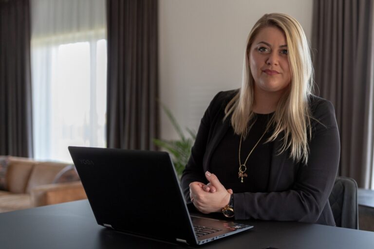 Panevėžietė Vilma Narkevičienė karjeros kelrodį atrado prisijungusi prie finansų ir technologijų milžinės „Barclays“ komandos. O šiandien jai patikėta atskleisti Panevėžio regione slypintį potencialą, kurti naują Aukštaitijos sostinės veidą, kad Panevėžio miestas ir rajonas taptų dar labiau patrauklūs tiek vietiniams, tiek turistams, tiek verslininkams ir potencialiems investuotojams.