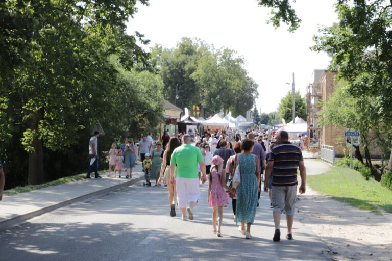 Žolinės šeštadienį į Krekenavą tradiciškai traukė minios žmonių. Nors šiemetiniai atlaidai dėl bazilikos remonto ir koronaviruso pandemijos kitokie – vyksta lauke, tačiau tikinčiųjų negąsdino nei kaitri saulė, nei virusas. Daugelis turėjo kaukes, klausė savanorių rekomendacijų ir dezinfekavo rankas, tačiau prasidėjus šv. Mišioms nemaža dalis vargiai išlaikė rekomenduojamus atstumus. Vis tik norintys saugotis turėjo, kur pasitraukti. Ne vienas žmogus atsigabeno savo sulankstomas kėdutes.
