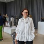 Naudodama įvairias keramikos technologijas, modifikuodama gyvo ir negyvo pasaulio objektus, Rasa Justaitė-Gecevičienė kuria išskirtinius kūrinius-personažus. Šiuos menininkės darbus galima pamatyti Panevėžio miesto dailės galerijos keramikos paviljone veikiančioje parodoje „...ir užaugo pievoj taburetė“.