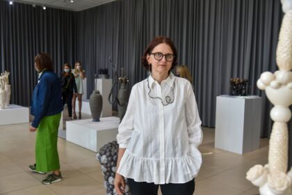 Naudodama įvairias keramikos technologijas, modifikuodama gyvo ir negyvo pasaulio objektus, Rasa Justaitė-Gecevičienė kuria išskirtinius kūrinius-personažus. Šiuos menininkės darbus galima pamatyti Panevėžio miesto dailės galerijos keramikos paviljone veikiančioje parodoje „...ir užaugo pievoj taburetė“.