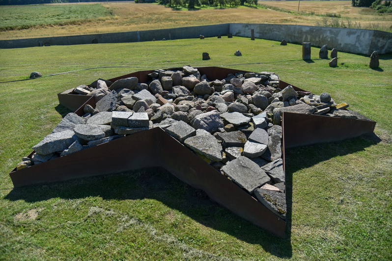 Antkapių fragmentai bei jų dalys buvo sudėti į Dovydo žvaigždės formos skulptūrinę kompoziciją. P. ŽIDONIO nuotr.