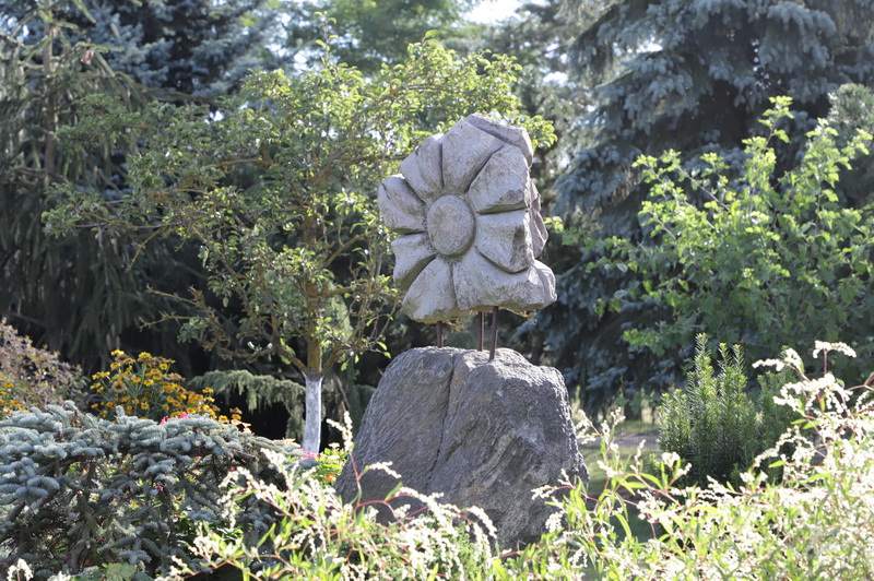 Su savo akmens skulptūromis krekenaviškis dabar ir pats stoja į krašto šviesuolių gretą. I. STULGAITĖS-KRIUKIENĖS nuotr.