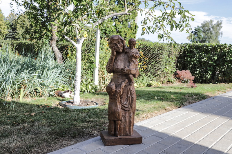 Medinė vaikus globojančios motinos figūra kurta tik peiliu ir kalteliu. I. STULGAITĖS-KRIUKIENĖS nuotr.