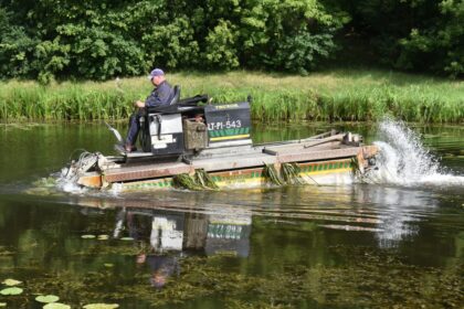 Artėjant vasarai Panevėžio savivaldybė ieško šienpjovių Nevėžio upei šienauti.
