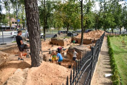 Archeologiniai tyrinėjimai pradėtoje rekonstruoti Panevėžio Nepriklausomybės aikštėje net istorikus nustebino unikaliais radiniais.