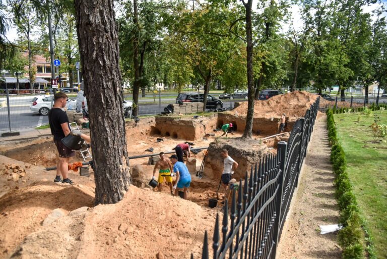 Archeologiniai tyrinėjimai pradėtoje rekonstruoti Panevėžio Nepriklausomybės aikštėje net istorikus nustebino unikaliais radiniais.