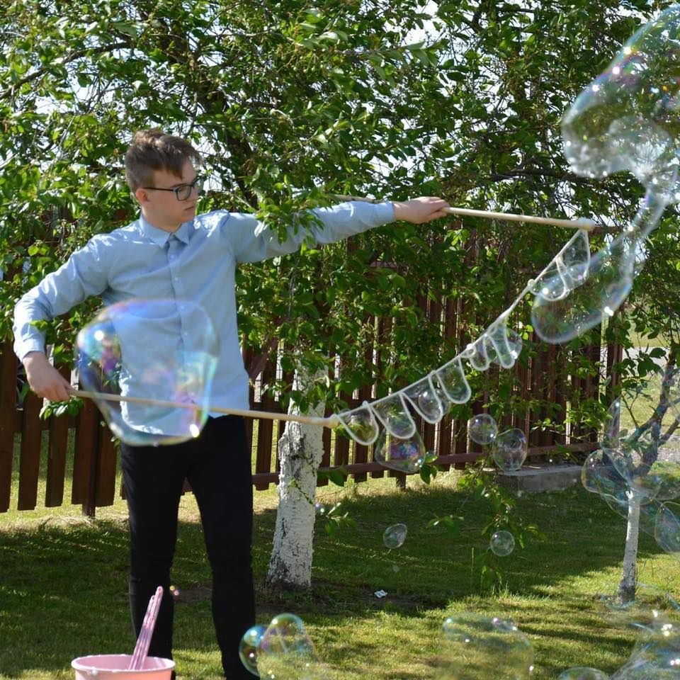 Nuo trylikos gyvenantis savarankiškai, prižiūrintis močiutę, po pamokų į darbą kavinėje skubantis „Minties“ gimnazijos mokinių prezidentas svajoja apie aktorystę arba policiją. Asmeninio archyvo nuotr.