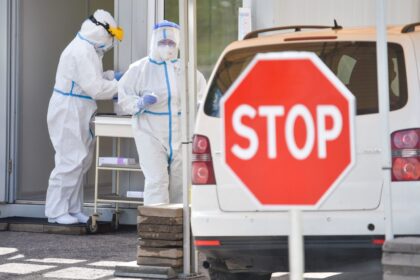 Panevėžyje mobilus koronaviruso patikros punktas nepertraukiamai veikia jau beveik 5 mėnesius. Jame aktyviai dirba VšĮ Panevėžio miesto poliklinikos suformuotos, pilnu pajėgumu dirbančios specialistų komandos ir savanoriai.