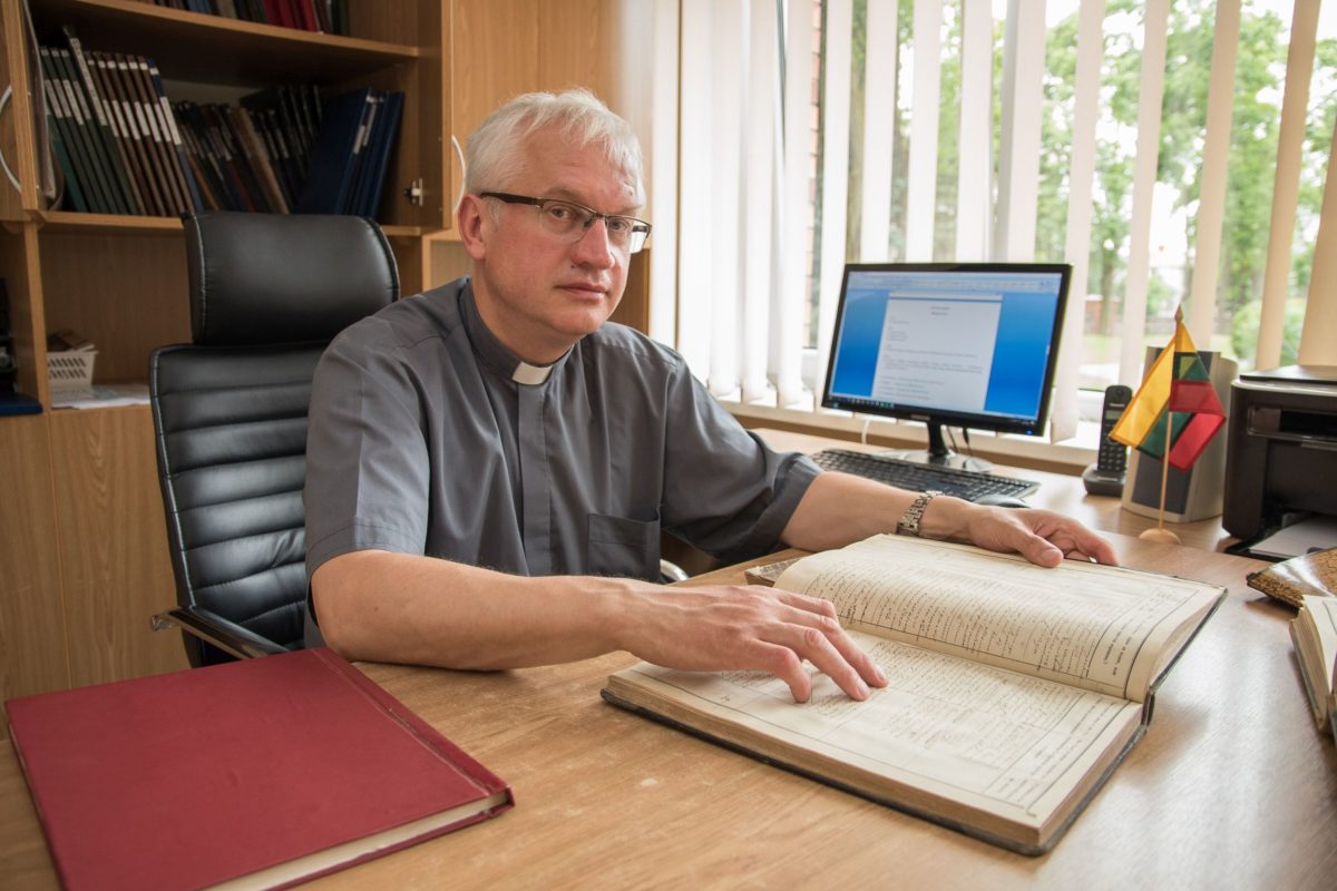 R. Zdanys teigia ne vienoje šalyje matęs, kad aikštelėse, įrengtose prie bažnyčių ir apmokestintose, pakabinta lentelė, jog religinių apeigų metu automobilių stovėjimas nemokamas. „Sekundės“ nuotr.