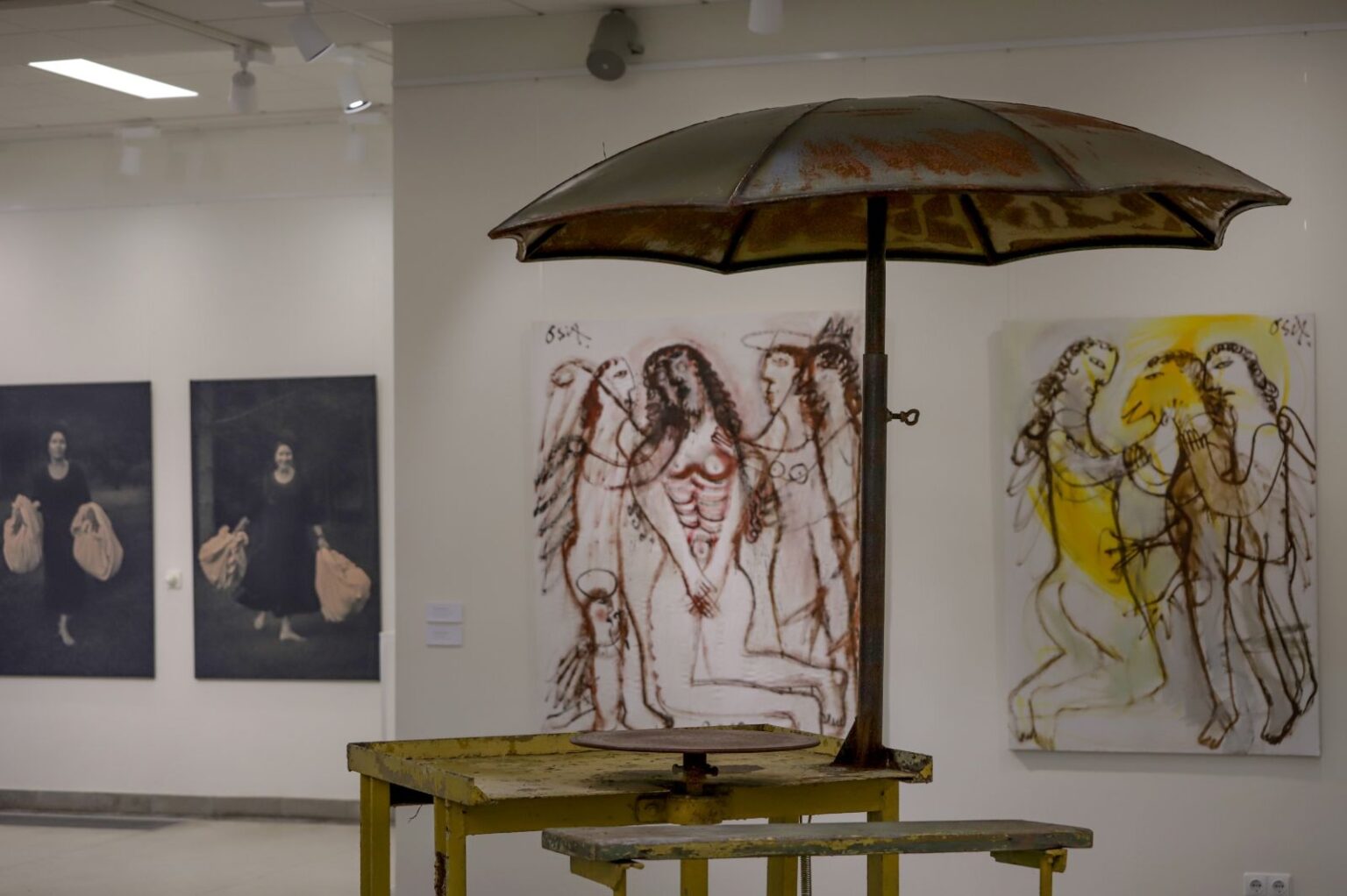 Po beveik porą metų trukusios rekonstrukcijos rugsėjo pradžioje duris atvėrusi atsinaujinusi Panevėžio miesto dailės galerija startuoja su šūkiu „Gilyn į meną“. Lankytojus ji pasitinka ne tik pasikeitusia išore su atidengtu, restauruotu istorinio raudonų plytų mūro fragmentu, šviesiomis vidinėmis erdvėmis. Šios meno mekos naują gyvavimo etapą pradeda po jos erdviais skliautais atidaryta paroda „Aukštaitijos dailė 2020. Asmenybių kartoteka“.