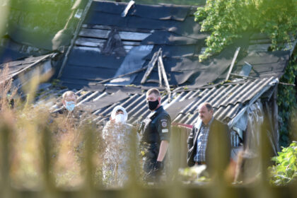 Karą gyvūnų skriaudikams paskelbę savanoriai į dienos šviesą traukia ne tik nelegalius šunų veislynus, bet ir natūraliai išsiplėtusias, neprižiūrimas keturkojų „veisyklas“. Viena tokių policijai bei Valstybinei maisto ir veterinarijos tarnybai seniai galvos skausmu tapusi negyvenama sodyba ties Panevėžio riba, Bliūdžių kaime. Šią savaitę joje apsilankę veterinarijos inspektoriai ir savanoriai išvežė daugiau nei dešimt apleistų, pusiau sulaukėjusių šunų.