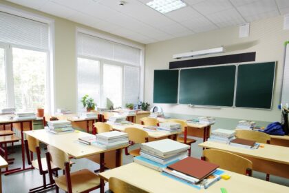 Lietuvoje koronavirusu šiuo metu serga 61 mokinys, saviizoliacijoje yra 1136 asmenys, pirmadienį pranešė Švietimo, mokslo ir sporto ministerija.