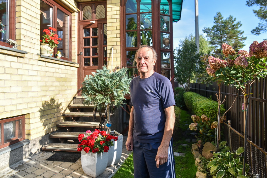 Šiuolaikinių tėvų išmonė renkant naujagimiui vardą nebestebina. Tačiau ką prieš septynis dešimtmečius galvojo Pakruojo rajono malūnininkas, savo sūnų pavadinęs Hugo, žino tik pats išskirtinio vardo savininkas. Negana to, jam atiteko dar ir sudėtinga pavardė.