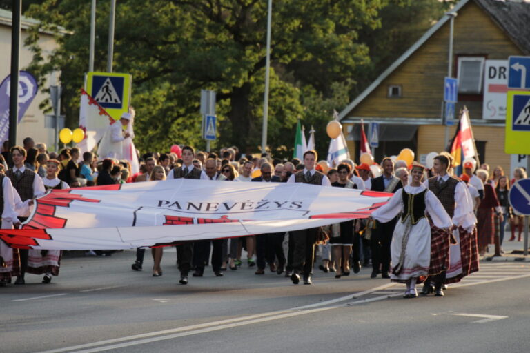 Koronaviruso grėsmė keičia kasdienybę taip, kaip dar prieš pusę metų galėjo numatyti nebent fantastai. Jei kas nors anksčiau įsivaizdavo galintis pasislėpti tūkstantinėje minioje, šįmet į Panevėžio 517-ąjį gimtadienį ateisiantiems verčiau tokių iliuzijų neturėti.