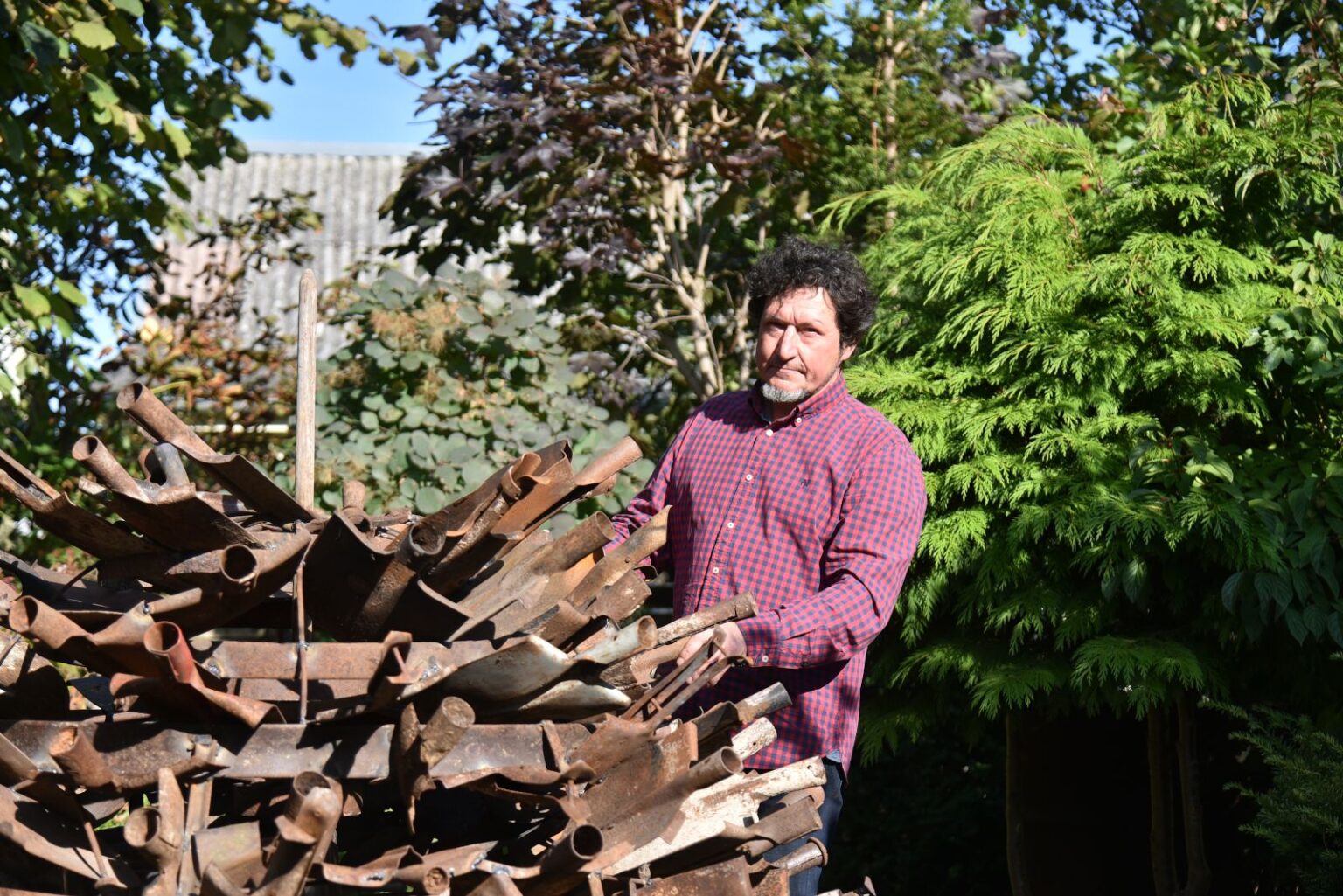 Žinomas Panevėžio verslininkas, auksinių rankų meistras Rimantas Kiela sumanė, kaip suduoti savotišką atkirtį visuomenę išvarginusiam koronavirusui.