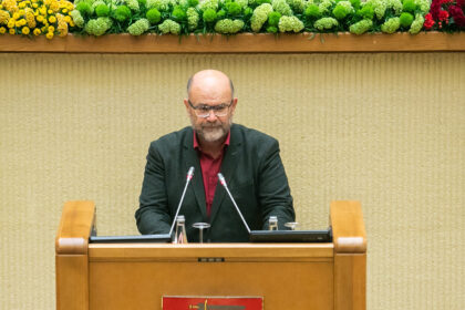 Dėl koronaviruso karantino Lietuvos nepriklausomybės atkūrimo 30-mečio minėjimas Seime buvo perkeltas į šį rudenį. Tokios sukakties proga pagerbtiems Nepriklausomybės Akto signatarams, Aukščiausiosios Tarybos-Atkuriamojo Seimo deputatams, susirinkusiems į iškilmingą renginį, įteikti išskirtiniai apdovanojimai iš garsiojo stiklo virtuozo – panevėžiečio menininko Remigijaus Kriuko krosnies.