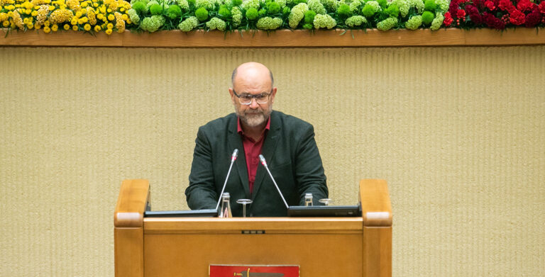 Dėl koronaviruso karantino Lietuvos nepriklausomybės atkūrimo 30-mečio minėjimas Seime buvo perkeltas į šį rudenį. Tokios sukakties proga pagerbtiems Nepriklausomybės Akto signatarams, Aukščiausiosios Tarybos-Atkuriamojo Seimo deputatams, susirinkusiems į iškilmingą renginį, įteikti išskirtiniai apdovanojimai iš garsiojo stiklo virtuozo – panevėžiečio menininko Remigijaus Kriuko krosnies.