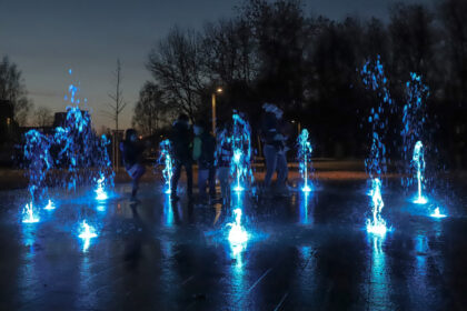 Antradienio vakarą į Kultūros ir poilsio parke esančią vaikų žaidimo aikštelę pramogauti atvykę panevėžiečiai ne juokais sunerimo, kai naujasis fontanas, užuot pradėjęs leisti spalvotas vandens čiurkšles, pradėjo dūmyti.