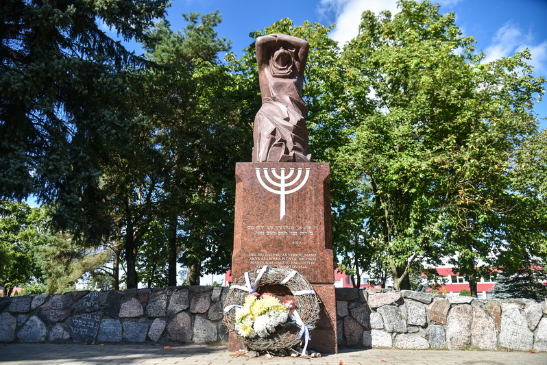 Skaudžiausius miesto žydų bendruomenės istorijos puslapius primena jau mūsų laikais pastatyti paminklai. Fotografijoje – „Liūdinti žydų motina“ buvusių žydų kapinių vietoje. P. ŽIDONIO nuotr.