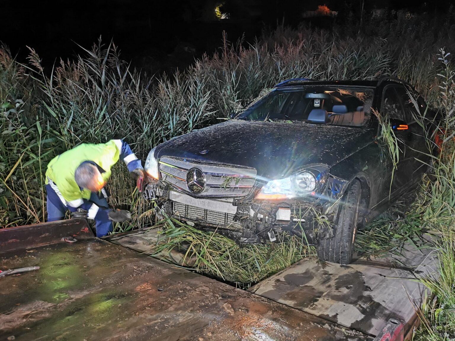 Mįslinga vagystė Panevėžio rajone. Policija šeštadienio vakare aptiko nuo kelio nulėkusį nepigų automobilį, o kitos dienos rytą sulaukė pranešimo apie jo vagystę.
