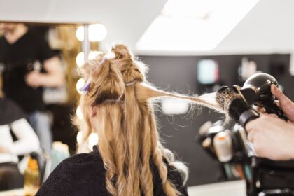 Koronavirusas keičia panevėžiečių grožio įpročius.