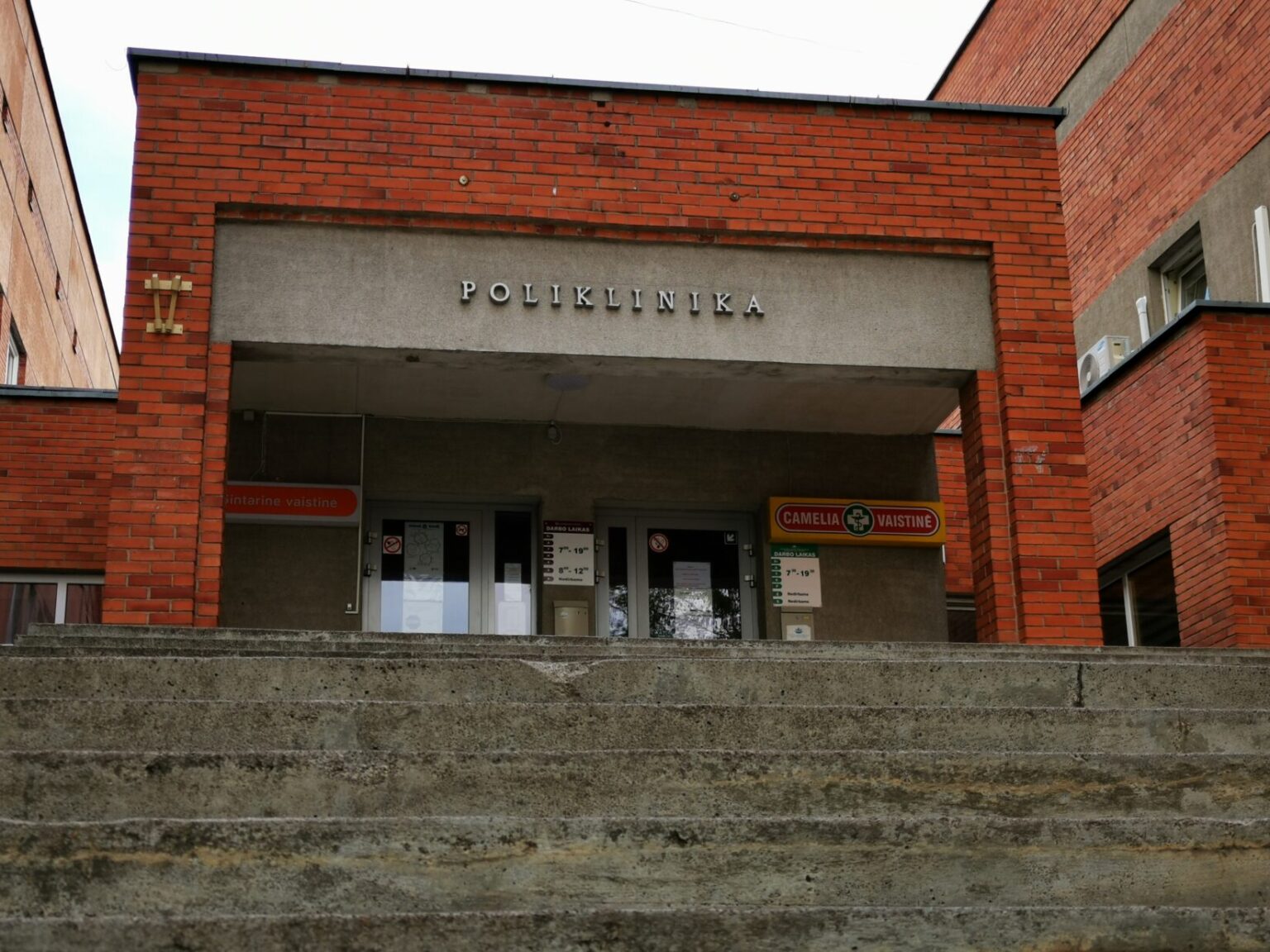 Maždaug prieš dešimtmetį kur kas daugiau panevėžiečių sveikatos reikalus patikėdavo valstybinėms medicinos įstaigoms nei privačioms. Dabar svarstyklės svyra į pastarųjų pusę, nes valstybinėse poliklinikose šeimos gydytojų duris stipriai užtrenkęs koronavirusas pacientus gena lauk.