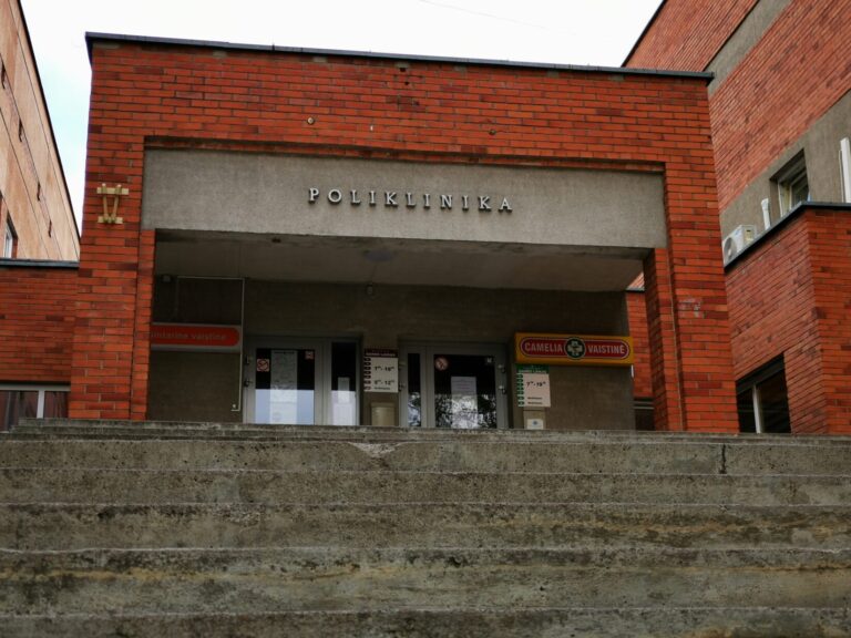 Maždaug prieš dešimtmetį kur kas daugiau panevėžiečių sveikatos reikalus patikėdavo valstybinėms medicinos įstaigoms nei privačioms. Dabar svarstyklės svyra į pastarųjų pusę, nes valstybinėse poliklinikose šeimos gydytojų duris stipriai užtrenkęs koronavirusas pacientus gena lauk.