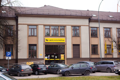 Lietuvos paštas informuoja, kad rugsėjo 30 dieną, trečiadienį, Panevėžio pašto skyriaus Respublikos g. 60 darbuotojui patvirtintas Covid–19. Pirmadienį darbuotojas buvo darbe, vakare pasijuto prastai ir nuo to laiko izoliavosi. Tolimesnes aplinkybes ir galimą kontaktų riziką vertina Nacionalinio visuomenės sveikatos centro specialistai. Kaip praneša „Lietuvos paštas“, šiuo metu pašto patalpos, kuriose dirbo darbuotojas, dezinfekuojamos. „Darbuotojas klientų aptarnavimo patalpose nebuvo, todėl pašto skyrius dirba įprastai, galimas tik laikinas korespondencijos bei siuntų pristatymo vėlavimas, tačiau daroma viskas, kad susidariusi situacija turėtų kuo mažesnę įtaką klientams“, – komentavo „Lietuvos paštas“ Korporatyvinių reikalų departamento projektų vadovė Monika Pivoraitė. Anot jos, visuose Lietuvos pašto skyriuose laikomasi apsaugos priemonių – darbuotojai dėvi apsaugines kaukes, klientų aptarnavimo langeliai apsaugoti specialiomis pertvaromis, patalpos reguliariai dezinfekuojamos ir vėdinamos. „Saugumo priemonių aptarnaudami klientus laikosi tiek laiškininkai, tiek kurjeriai – paslaugos teikiamos iki slenksčio, laikantis saugaus atstumo, Lietuvos pašto darbuotojai patalpose dėvi apsaugines darbo kaukes, kiekvieną kartą po kontakto su klientu, dezinfekuoja rankas ir darbo priemones“, – pabrėžė M. Pivoraitė.
