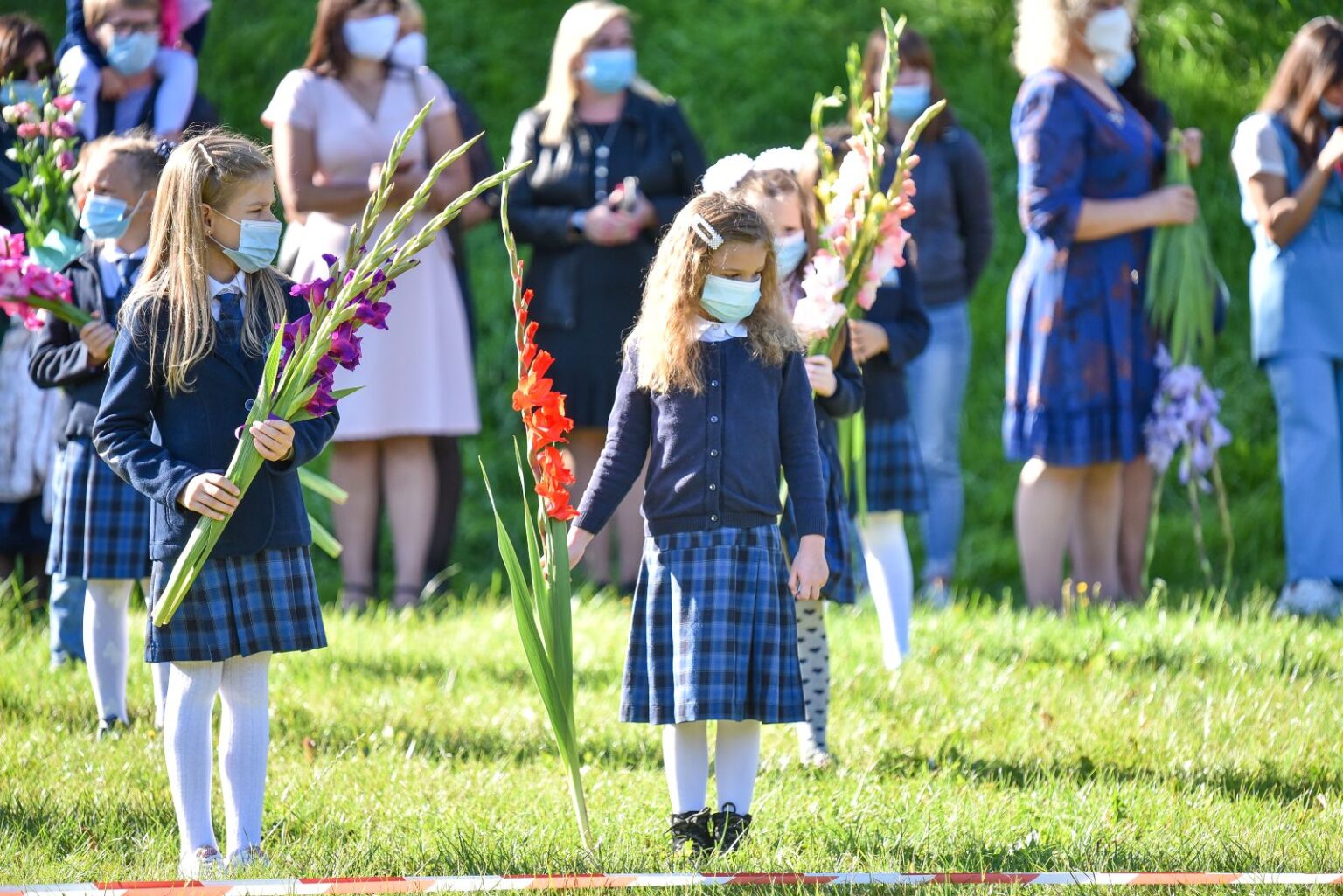 Rugsėjis į mokyklas sukvietė netradiciškai – su išlaikytais atstumais, kaukėmis, mažiau gėlių ir švente vien tik lauke, taip saugantis pavojingojo koronaviruso.