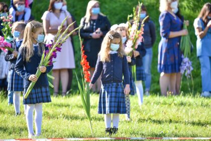 Rugsėjis į mokyklas sukvietė netradiciškai – su išlaikytais atstumais, kaukėmis, mažiau gėlių ir švente vien tik lauke, taip saugantis pavojingojo koronaviruso.