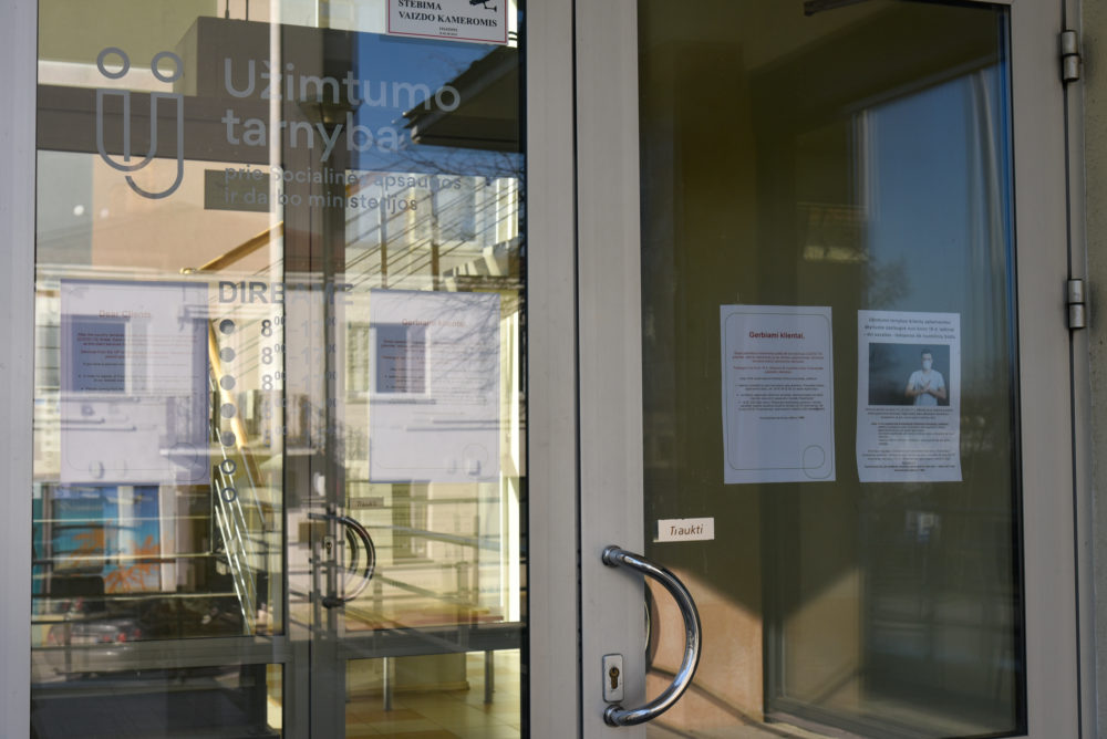 Panevėžio darbdaviams jau tapo rimtu iššūkiu rasti ne tik aukštos kvalifikacijos specialistų, bet ir nekvalifikuotų darbuotojų. Medelyne Panevėžio rajone obuolius skina netgi bankininkai, atvykę iš trečiųjų pasaulio šalių, o vietos įmonių vadovai susiėmę už galvų – kai kuriose trūksta net po kelis šimtus nekvalifikuotų darbininkų.