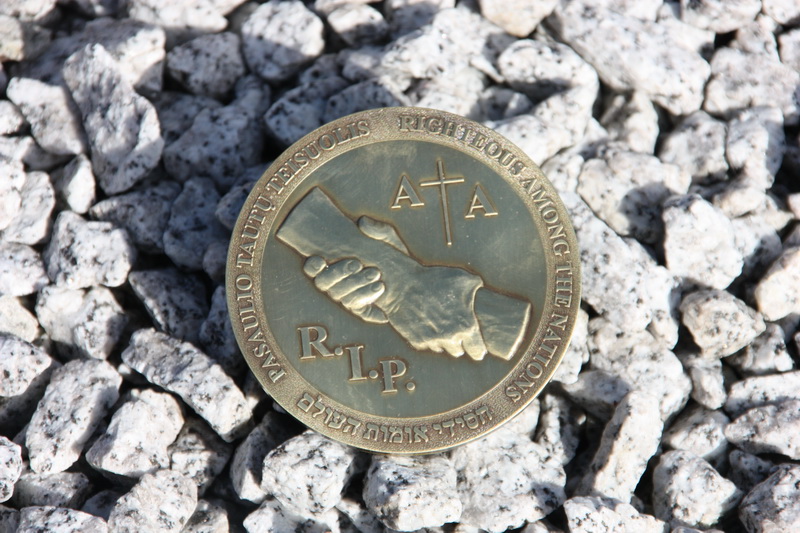 Visi Pasaulio Tautų teisuolių kapai, tarp jų ir Markevičių, pažymėti vienodu atminimo ženklu. ASMENINIO V. MARKEVIČIAUS ALBUMO nuotr.