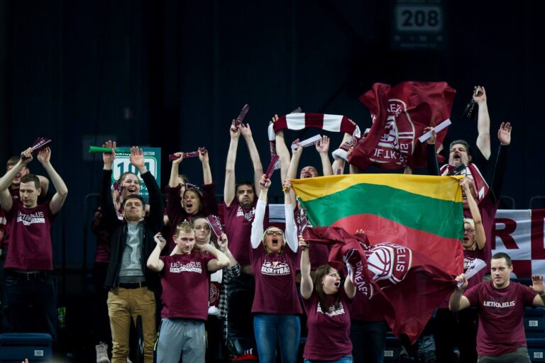 Lietuvoje sparčiai plintant koronavirusui, Vyriausybė pirmadienį paskelbė apie naujus ribojimus – artimiausiomis dienomis numatoma apriboti susibūrimus, sporto varžybos turės vykti be žiūrovų, o savivaldybėse, kur įvedamas karantinas, bus privalomas kaukių dėvėjimas visose viešose vietose.